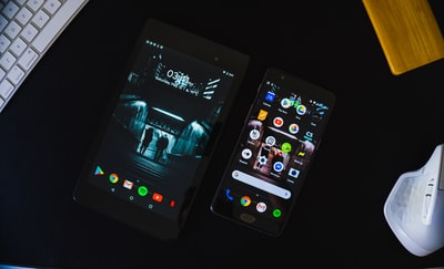 显示主屏幕的黑色android智能手机